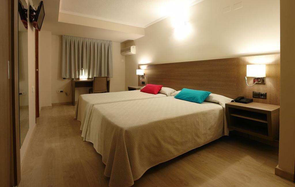 Hotel Avenida Plaza Alzira Quarto foto